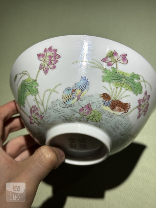 清道光 慎德堂制 粉彩满池娇纹碗一对 - 图14